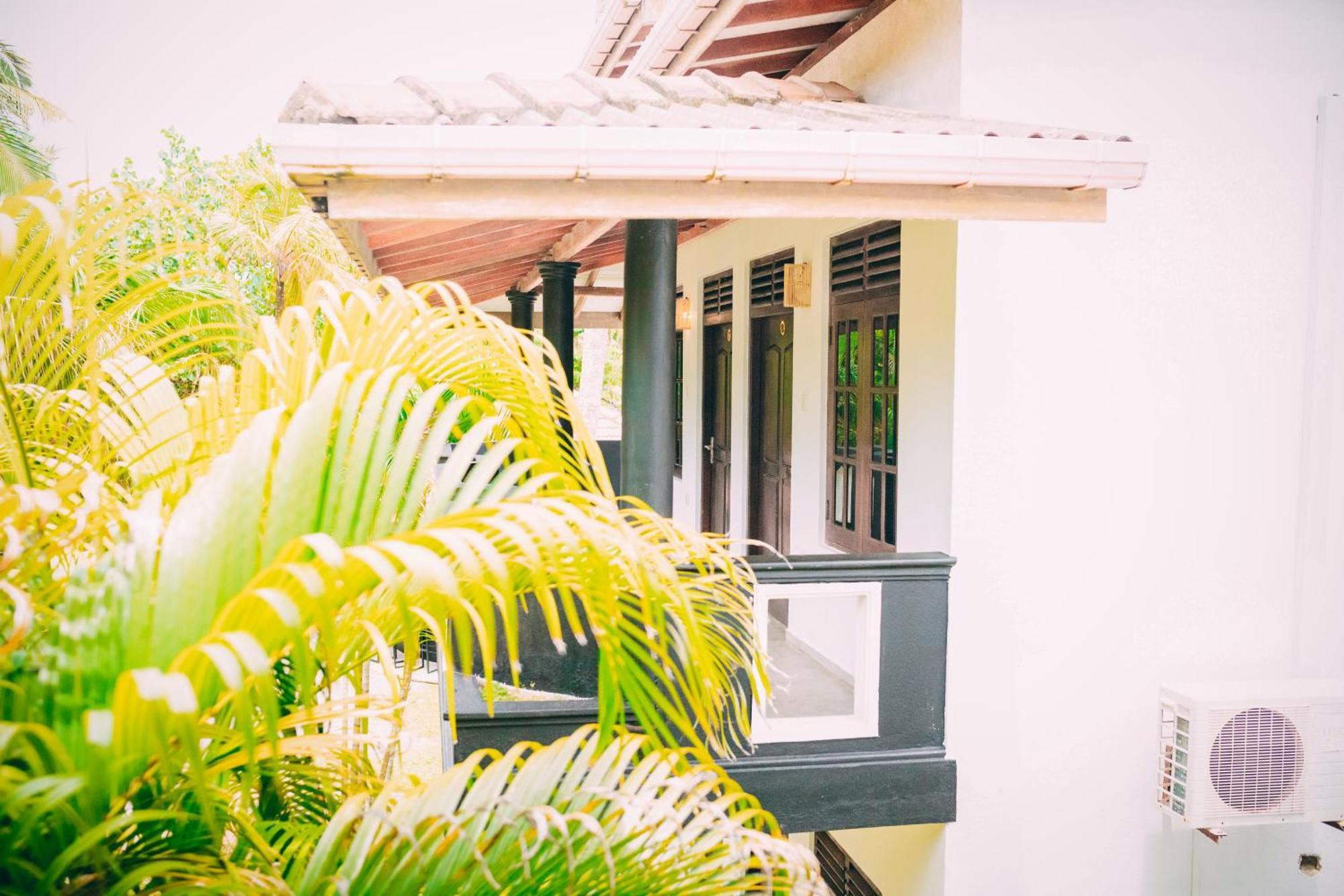 Pineapple Surf Hotel Ahangama Exterior photo